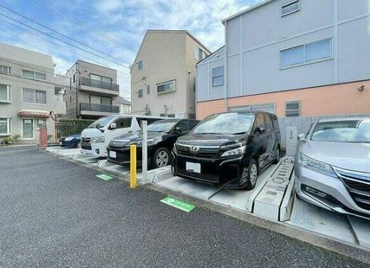 【目黒区目黒本町のマンションの駐車場】