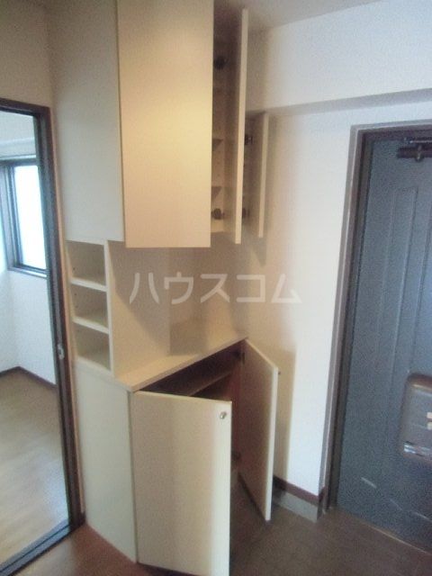 【名古屋市西区清里町のマンションの玄関】