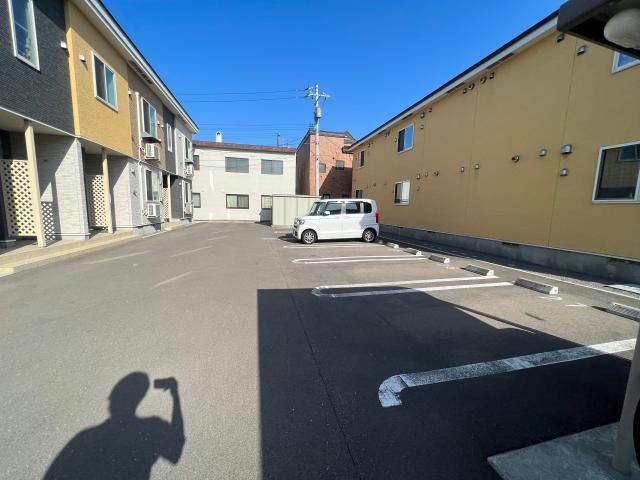 【函館市亀田町のアパートの駐車場】