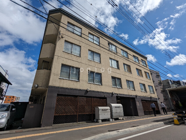 札幌市西区八軒一条東のマンションの建物外観