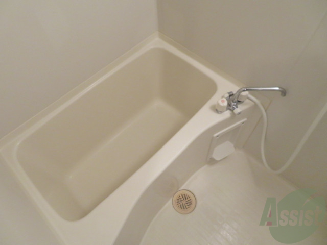 バス・シャワールーム　お風呂はこんな感じです。シンプルでとても使いやすそうです