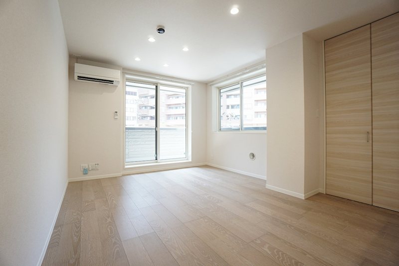 居室・リビング　2面採光＆ダウンライト採用で明るく開放的な住空間です。