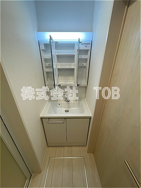 洗面設備　1F　3面鏡シャンプードレッサー