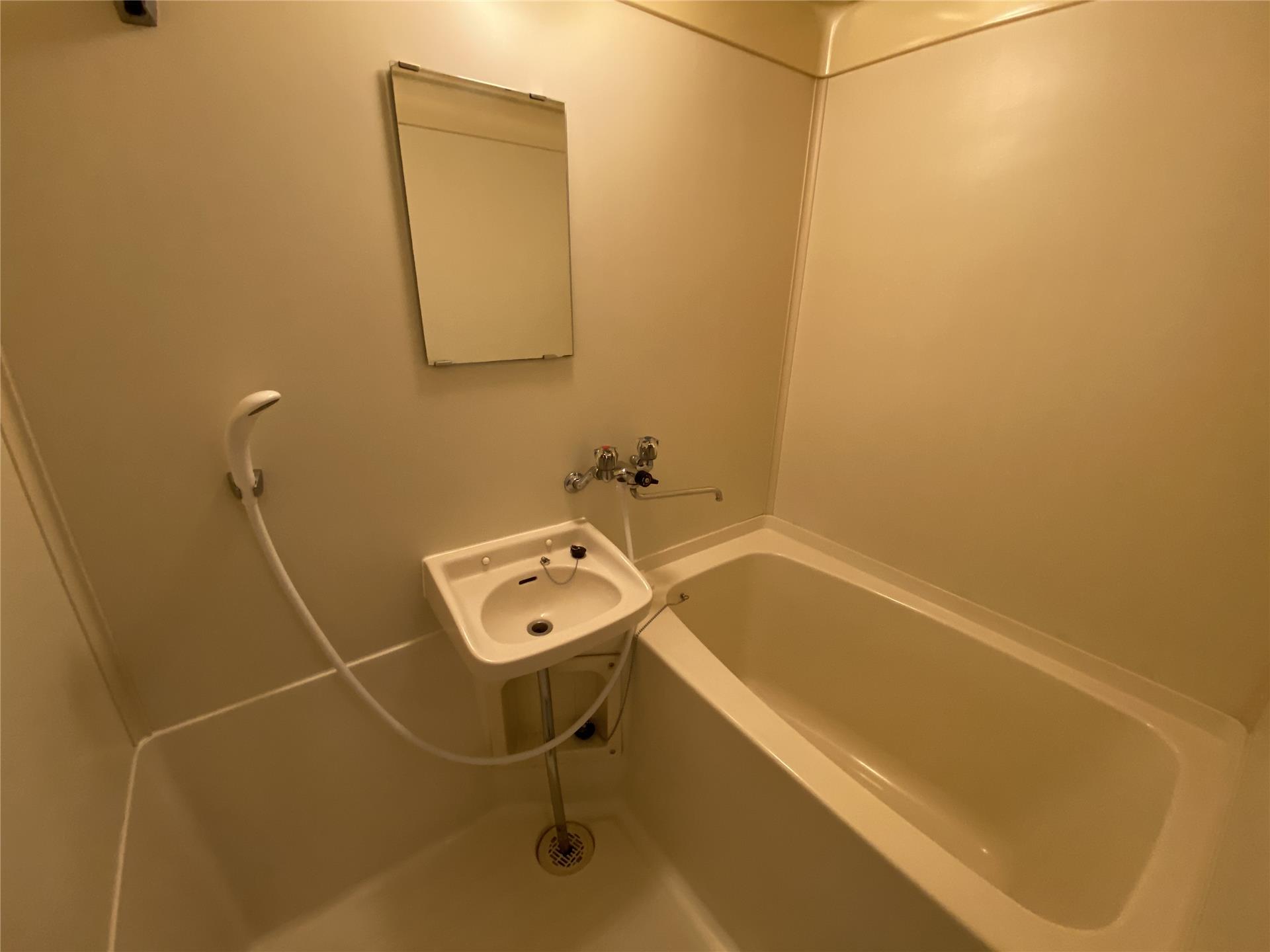 バス・シャワールーム　給湯式のお風呂です