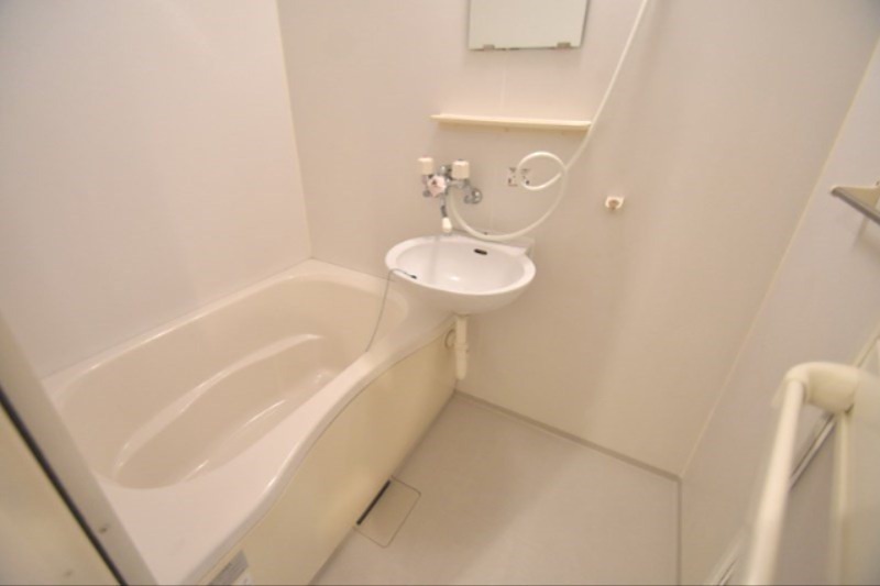 洗面設備　鏡付きの洗面台完備です。