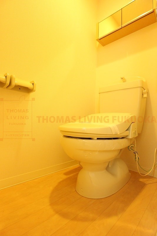 トイレ　嬉しいウォシュレット付きです。