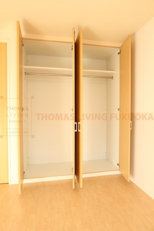 収納　扉には姿見が付いてます。