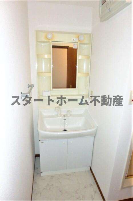 洗面設備　ゆったりとスペースのある洗面所