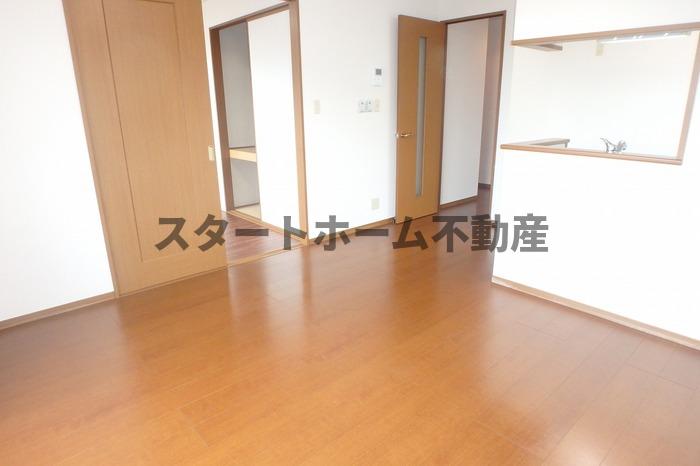 居室・リビング　こちらの居間で趣味の時間をお楽しみください