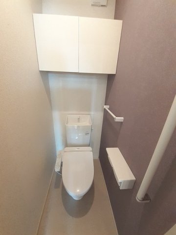 トイレ　落ち着いた色調のトイレです