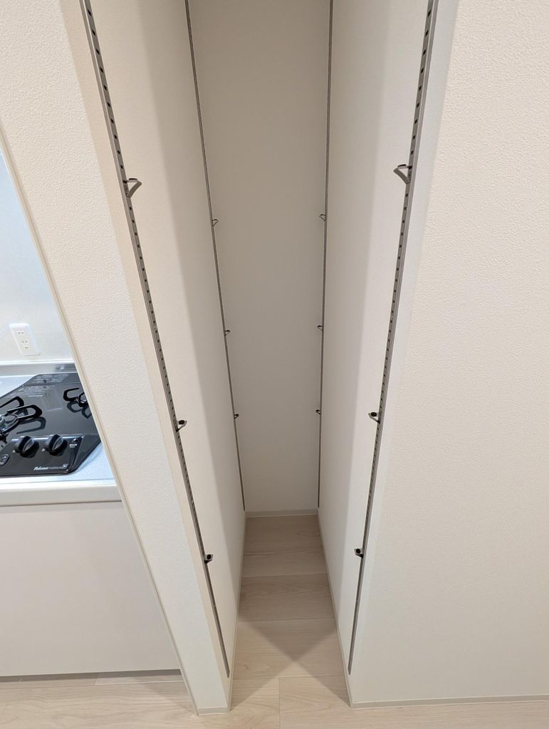収納　可動式シューズラック※施工中です。これから台が設置されます。