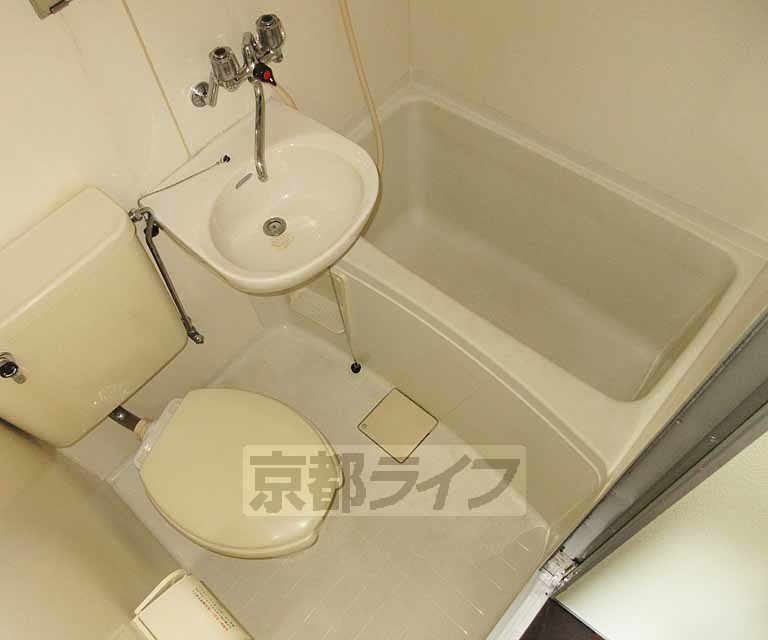 バス・シャワールーム　トイレと洗面台が一緒になったバスルームです！