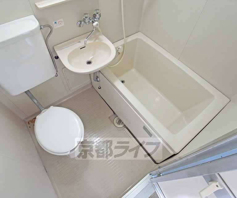 バス・シャワールーム　清潔感のある明るいユニットバスです