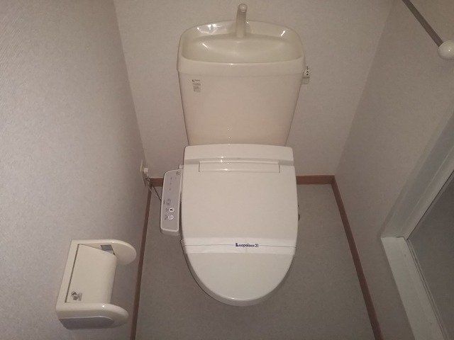 トイレ　温水洗浄便座完備　一人暮らしにも嬉しいバス・トイレ別