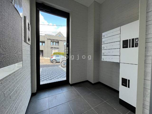 エントランス　オートロック、宅配ボックス有