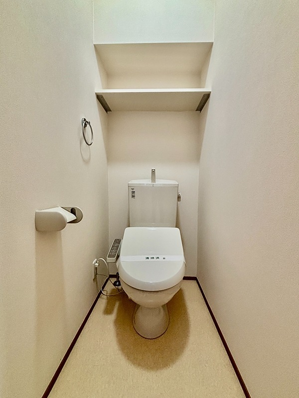 トイレ　温水洗浄便座付きのトイレです。