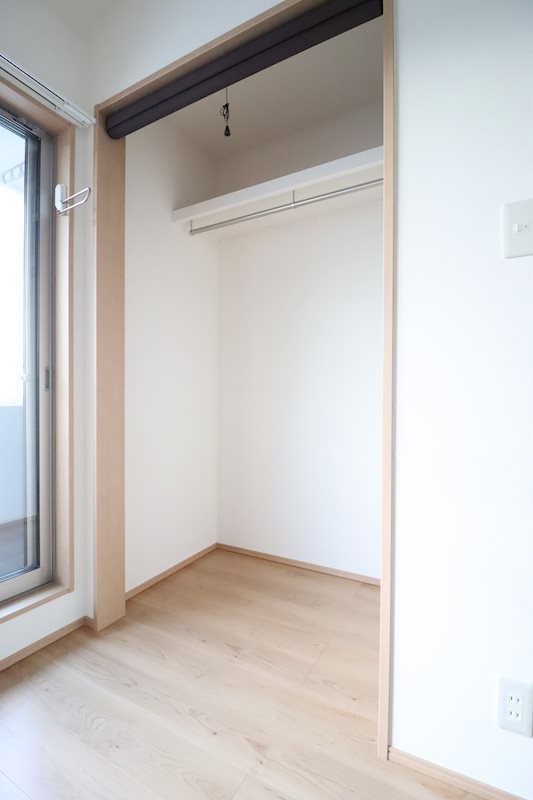 収納　ロールスクリンのため扉での場所ととらず収可能。