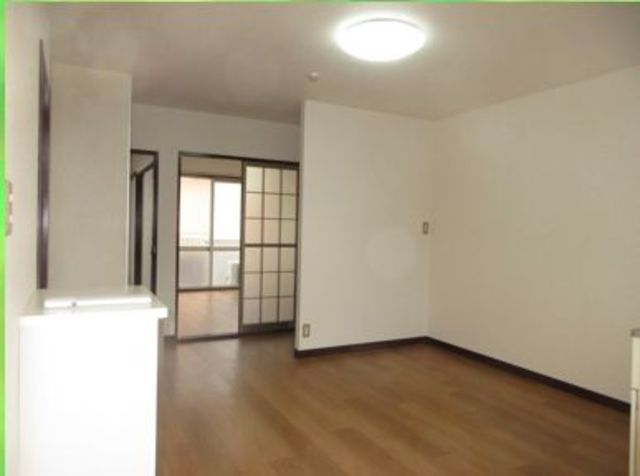 居室・リビング　玄関からみたＤＫ