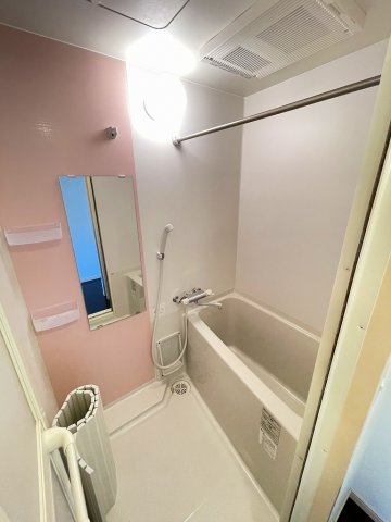 バス・シャワールーム　落ち着いた空間のお風呂です