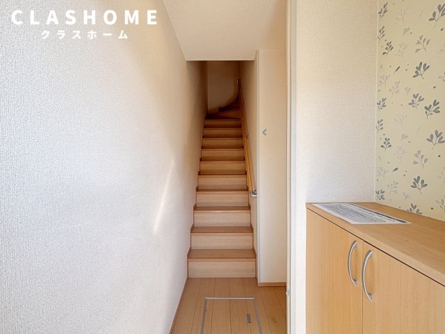 玄関　同物件の別部屋になります。