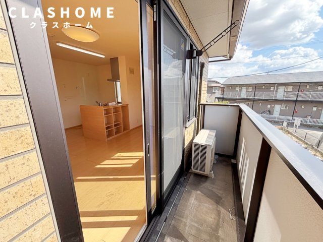 バルコニー　同物件の別部屋になります。