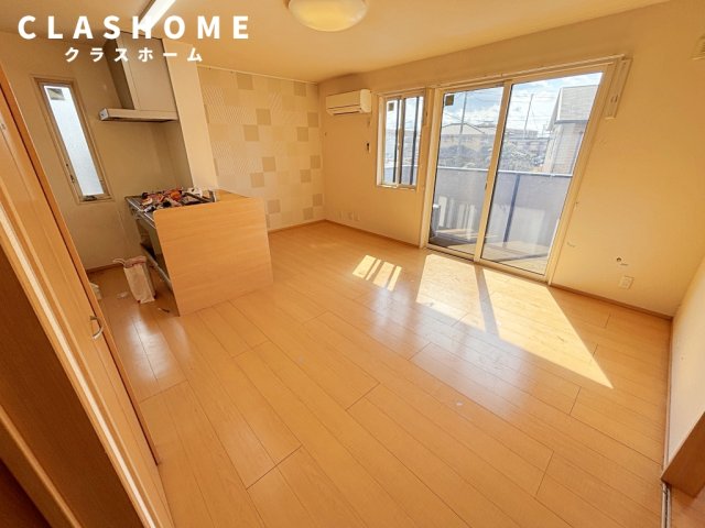 居室・リビング　同物件の別部屋になります。