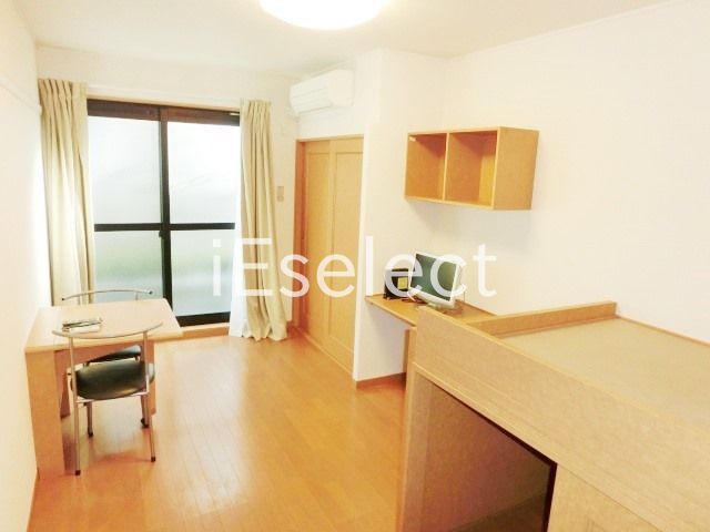 居室・リビング　1階はフローリング、2階はカーペット仕様です