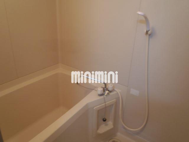 バス・シャワールーム　しろが基調の浴室です。