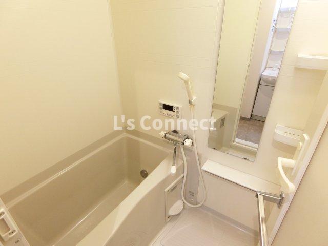 バス・シャワールーム　追焚き機能付きのお風呂。