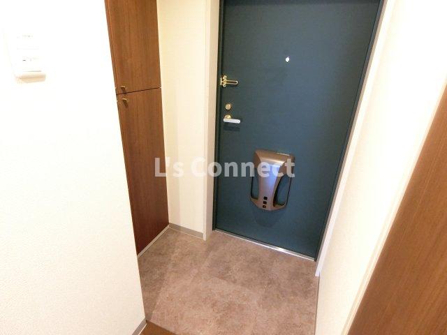 玄関　背の高い下駄箱で靴も収納できます。