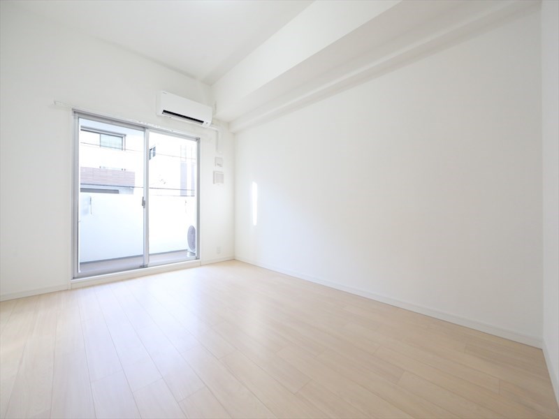 バルコニー　洋室8.8帖　エアコン完備　バルコニー