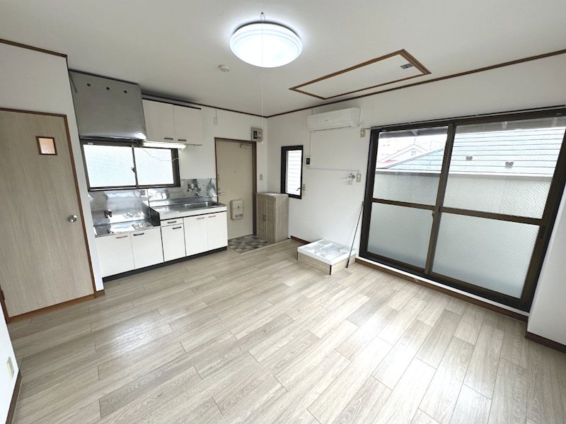 居室・リビング　角部屋につき陽当たり・通風良好採光