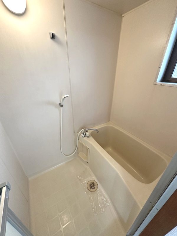 バス・シャワールーム　窓のある明るい浴室