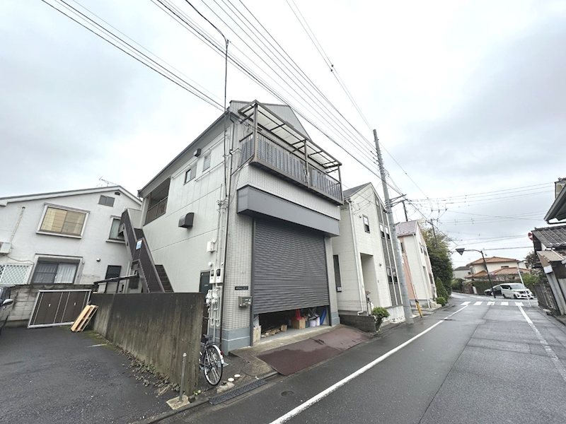 建物外観　西新井大師西駅徒歩１９分、周辺に買い物施設のそろう便利な住環