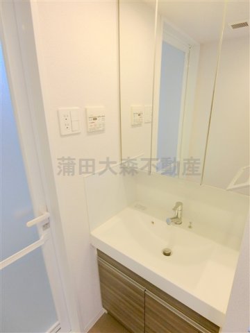 洗面設備　洗面脱衣所　3面鏡の独立洗面台