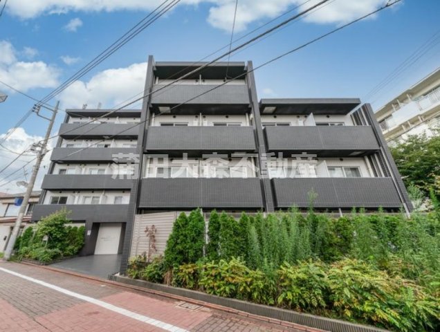 建物外観　白と黒のバイカラーのおしゃれな外観　2014年11月築　RC