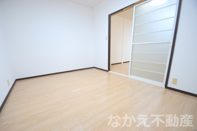 その他部屋・スペース　落ち着いた色調の寝室です