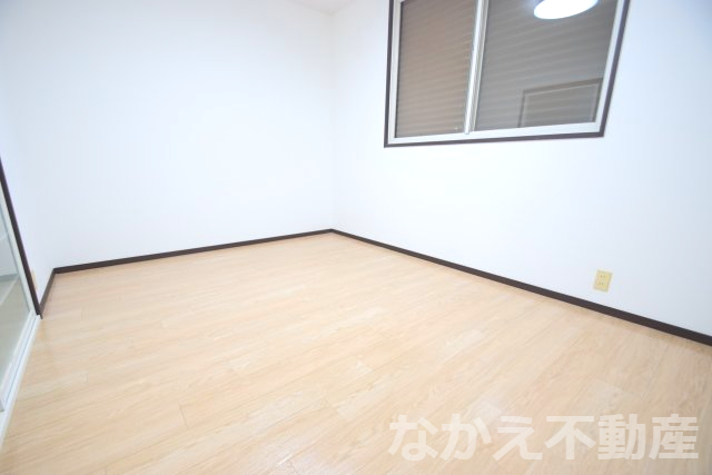 その他部屋・スペース　落ち着いた色調の寝室です