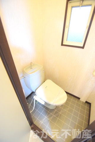 トイレ　落ち着いた色調のトイレです