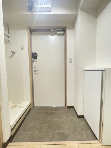 玄関　※別室同タイプ参考写真、現況優先。