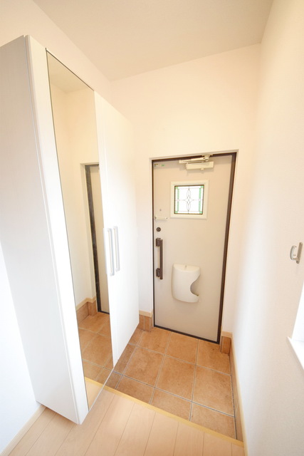 玄関　☆お出かけ前に鏡で身だしなみチェック☆