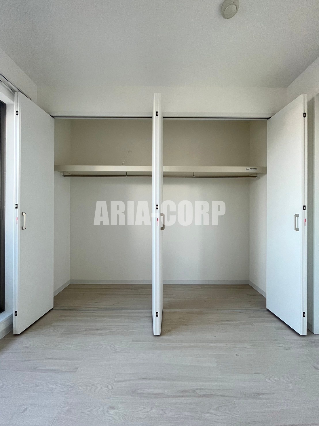 収納　クローゼット。上部には便利な棚もございます！