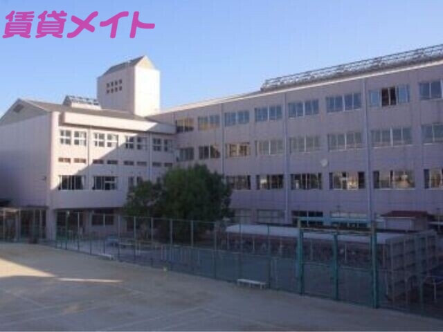 中学校　四日市市立中部中学校（中学校）まで867m