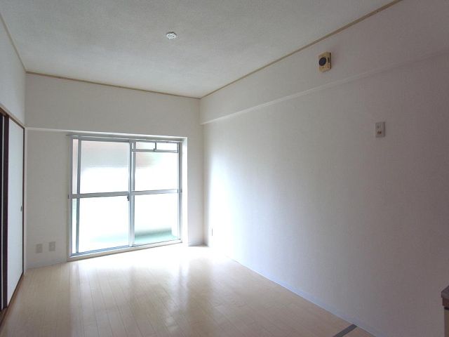居室・リビング　清潔感のある白色を基調としたお部屋です！
