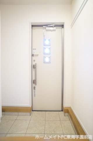 玄関　写真は反転タイプになります。
