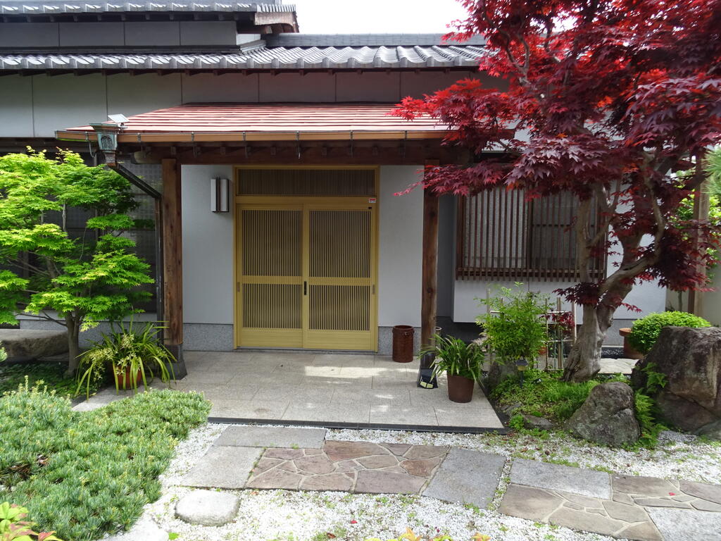 玄関　石畳の上を歩いて玄関です