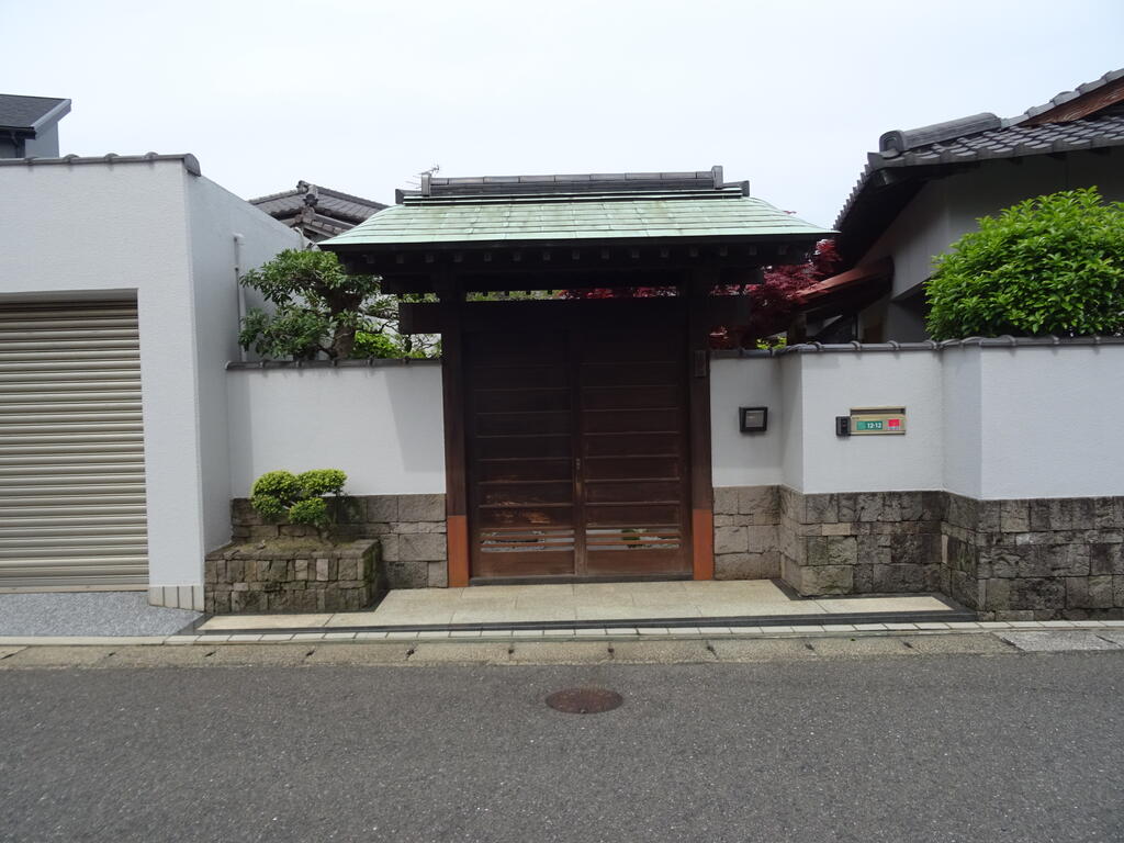 建物外観　重厚な門構えです
