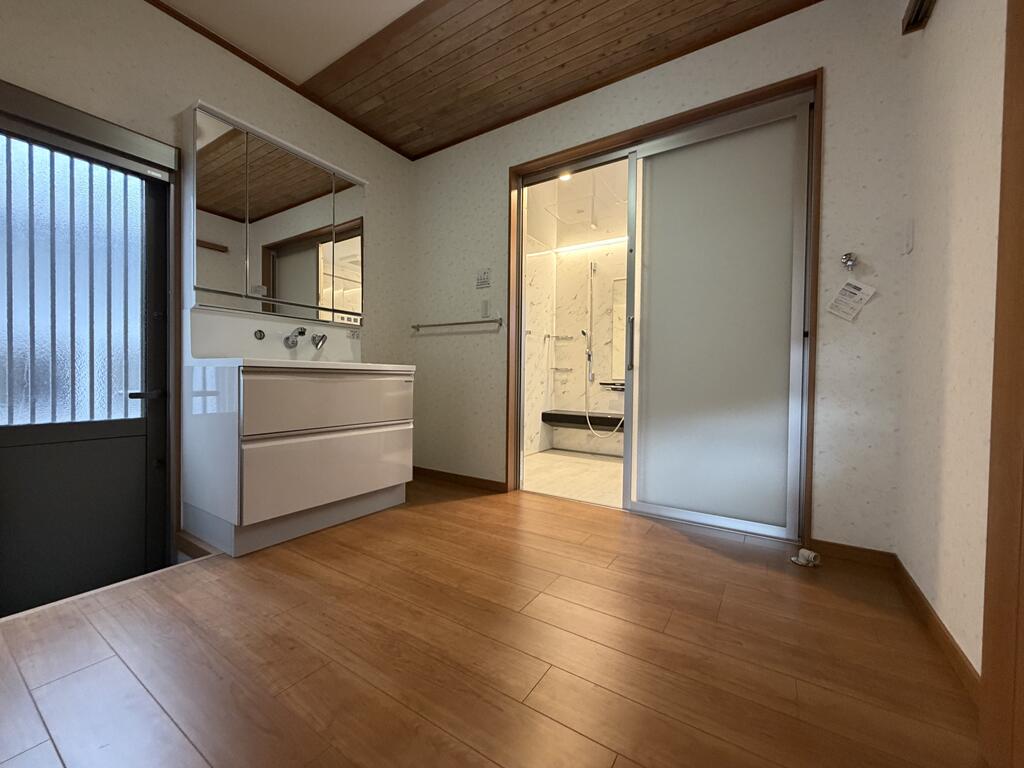 洗面設備　広々洗面所です・もう一つのトイレは洗面所からも出入りできます