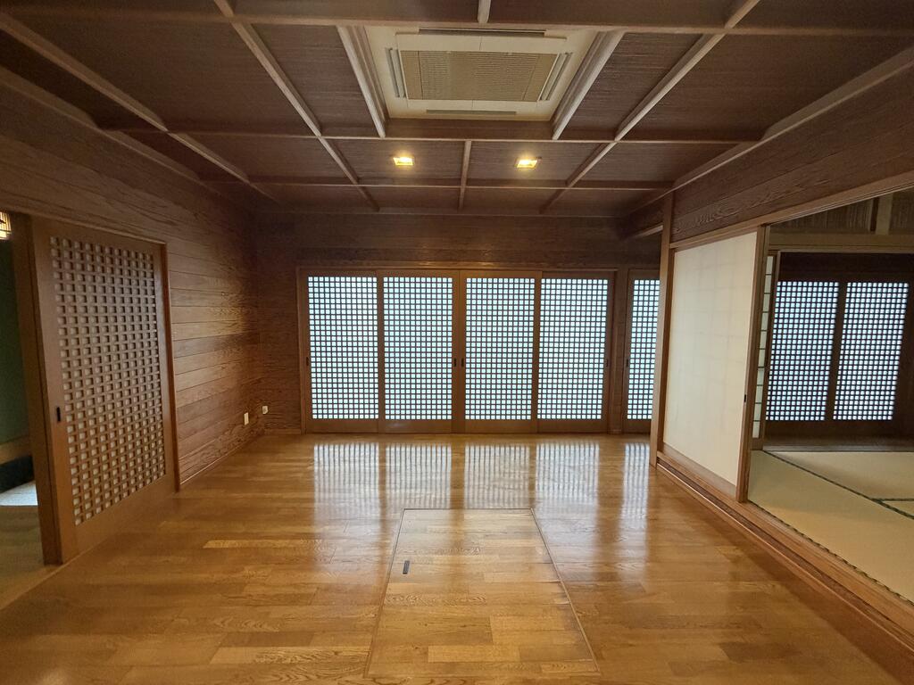 居室・リビング　升目格子の建具です・広々とした11.5帖の洋室です