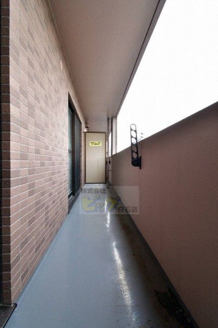 バルコニー　物置・洗濯物干しなど様々な用途で便利です♪